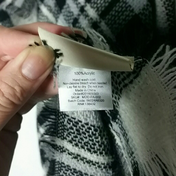 Modcloth oversized scarf/shawl black/white plaid - Picture 3 of 6